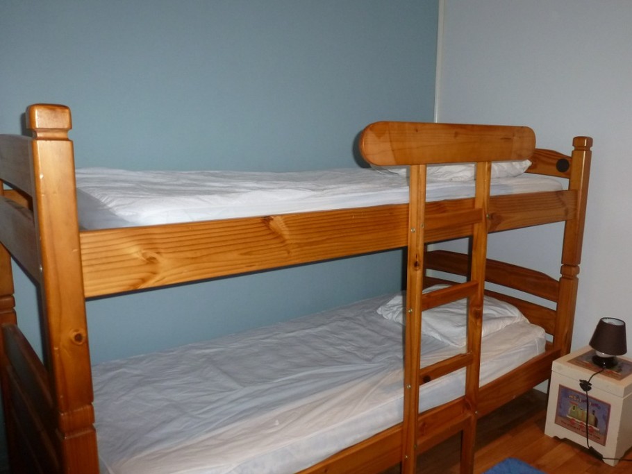 Chambre avec 2 lits superposés au 1er étage (palier mezzanine)