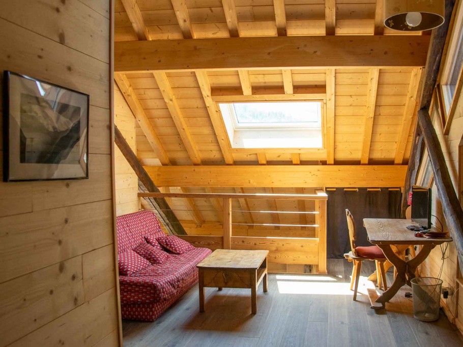 Coin séjour et bureau télétravail en mezzanine