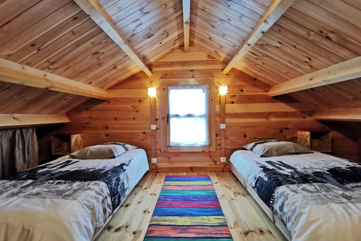 Etage: Chambre 2  avec 2 lits 90 indépendante et accès par la chambre 1
