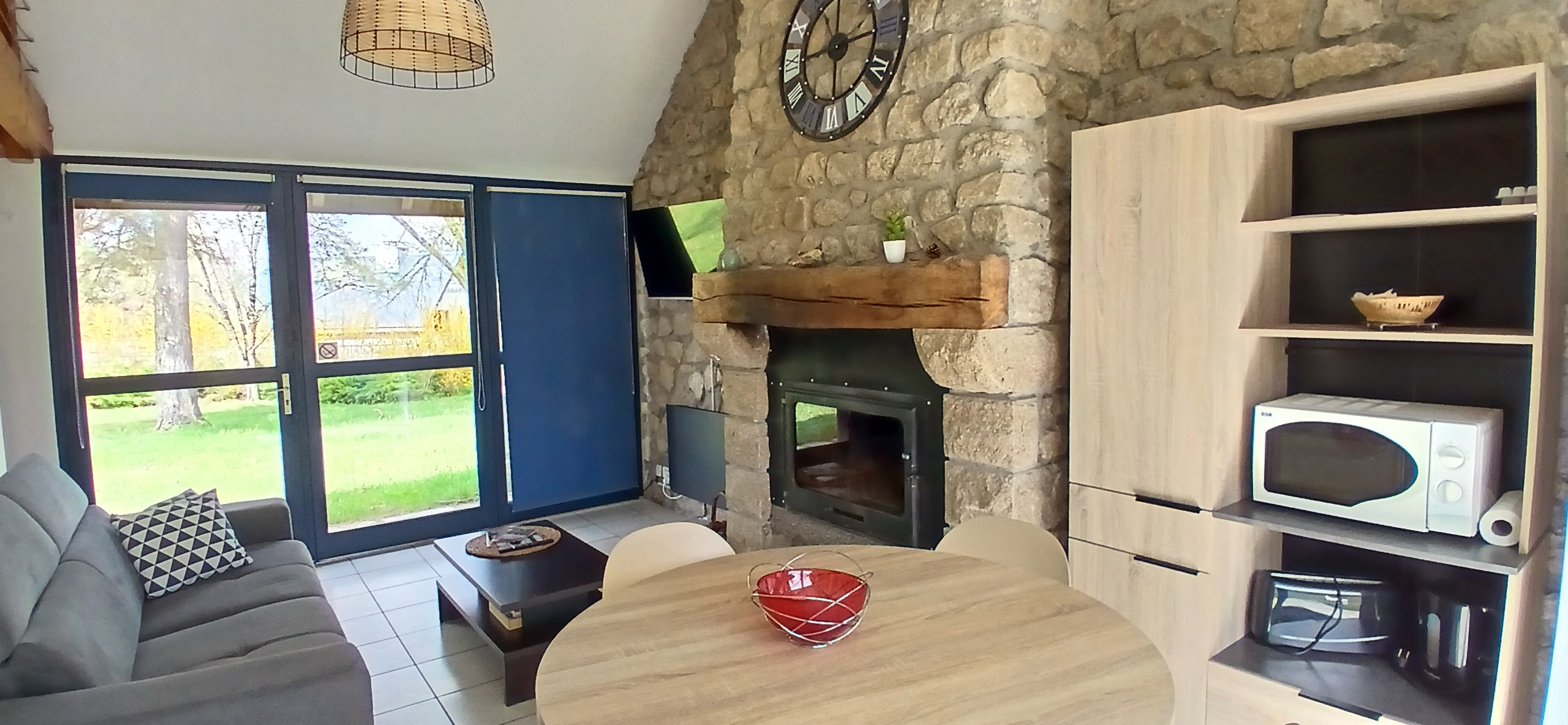 Etang de Farges, Saint Germain près Herment, Chalet Bleu - Pièce de vie avec cuisine, salon/salle à manger et cheminée