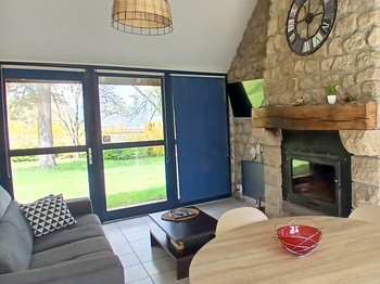 Etang de Farges, Saint Germain près Herment, Chalet Bleu - Pièce de vie avec cuisine, salon/salle à manger et cheminée