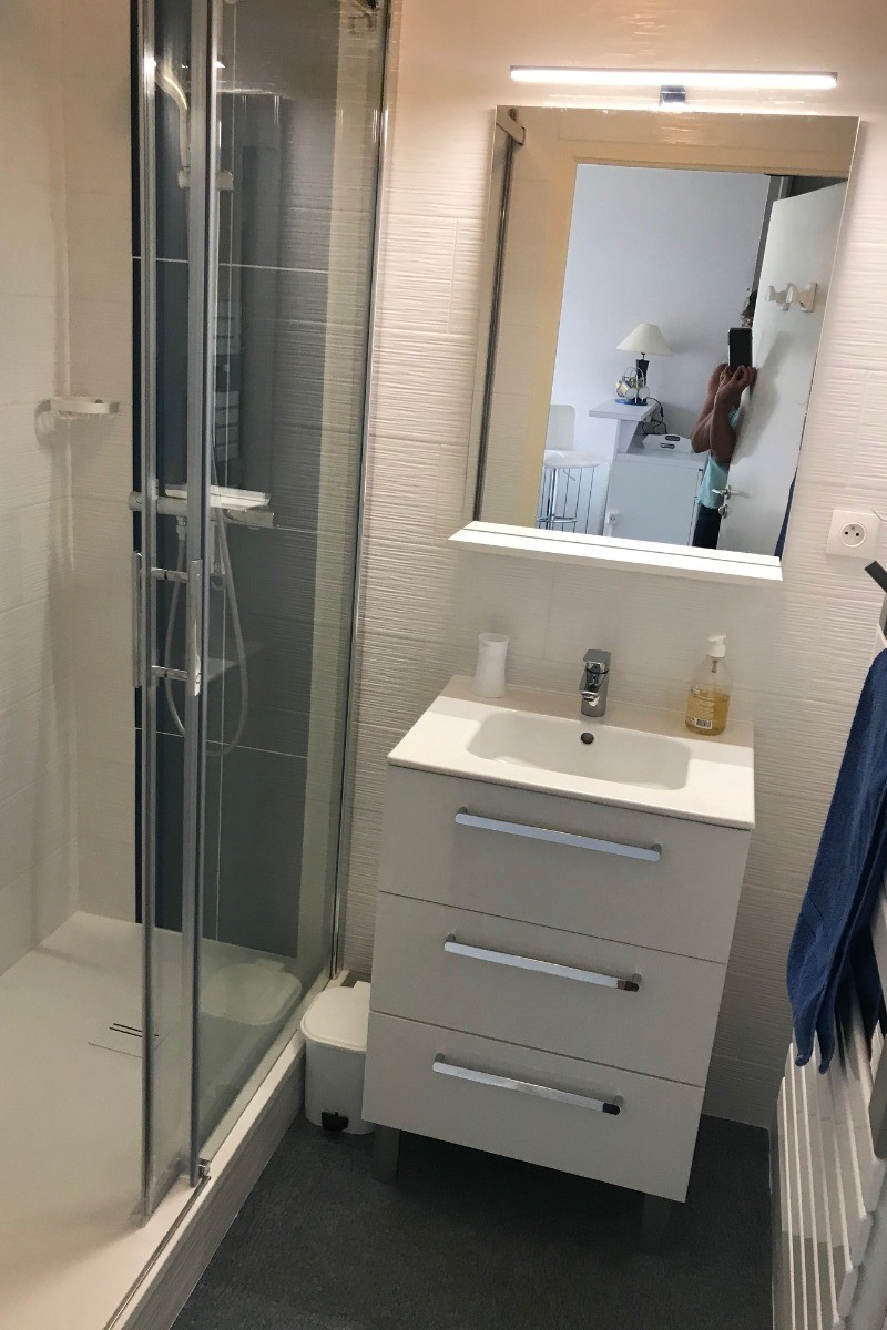 La salle d'eau avec douche - Apt. de charme 2 pers, vue mer - Plage des Rosaires à PLERIN - COTES D'ARMOR ( BRETAGNE )