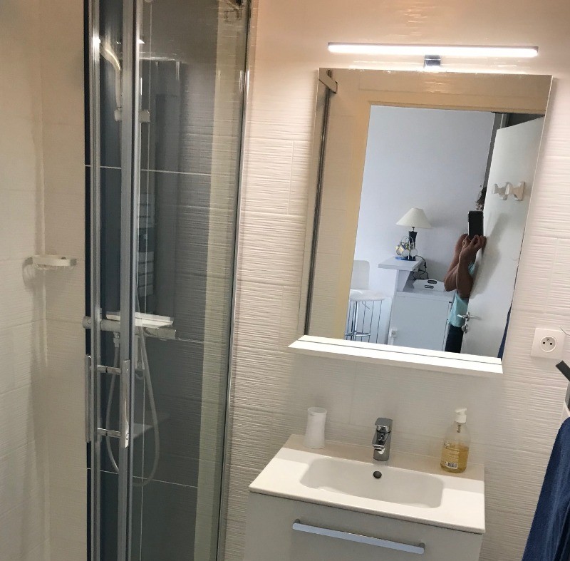 La salle d'eau avec douche - Apt. de charme 2 pers, vue mer - Plage des Rosaires à PLERIN - COTES D'ARMOR ( BRETAGNE )