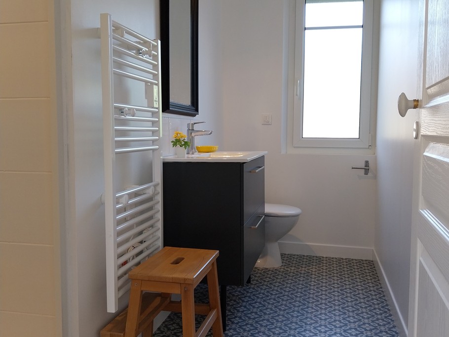 Salle d'eau- Location Gite Normandie- Le Clos de Varengeville sur Mer- location plain-pied proche Dieppe, Veules les Roses.Salle d'eau avec douche et wc