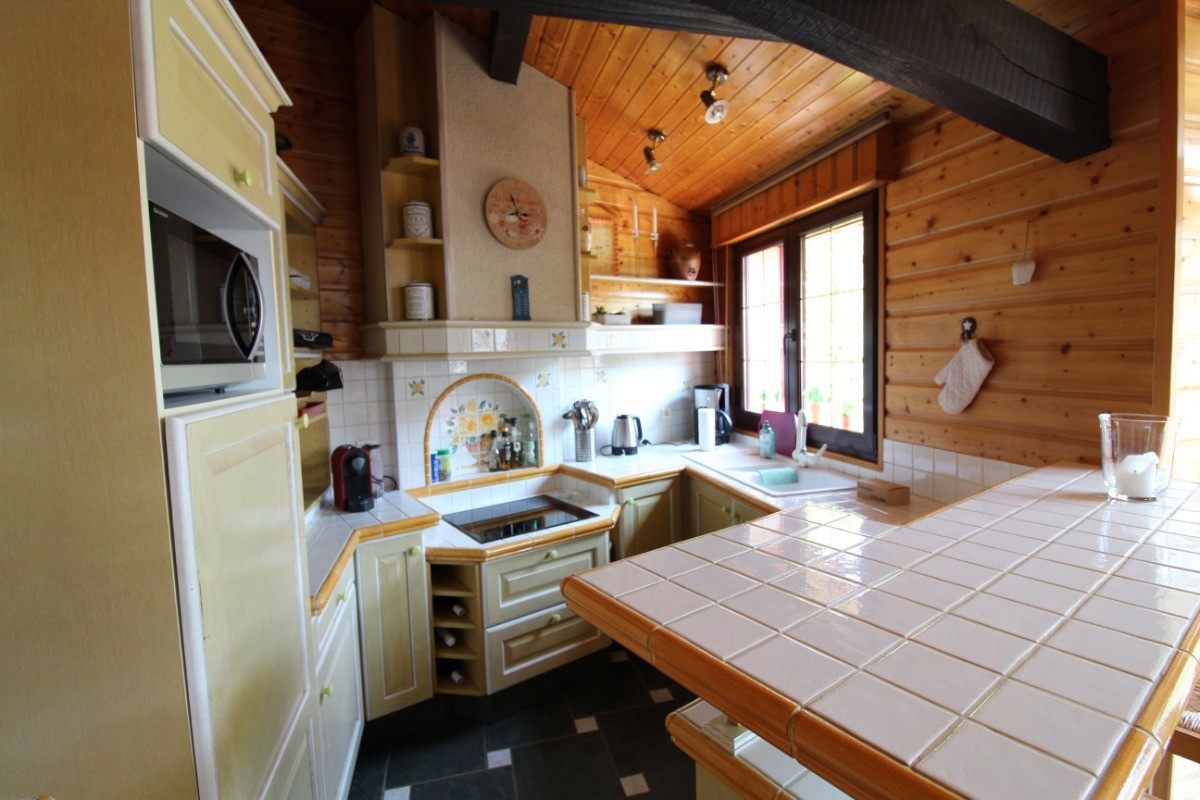 Cuisine équipée ouverte - Rouge Feigne