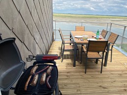 Terrasse avec barbecue WEBER, électrique