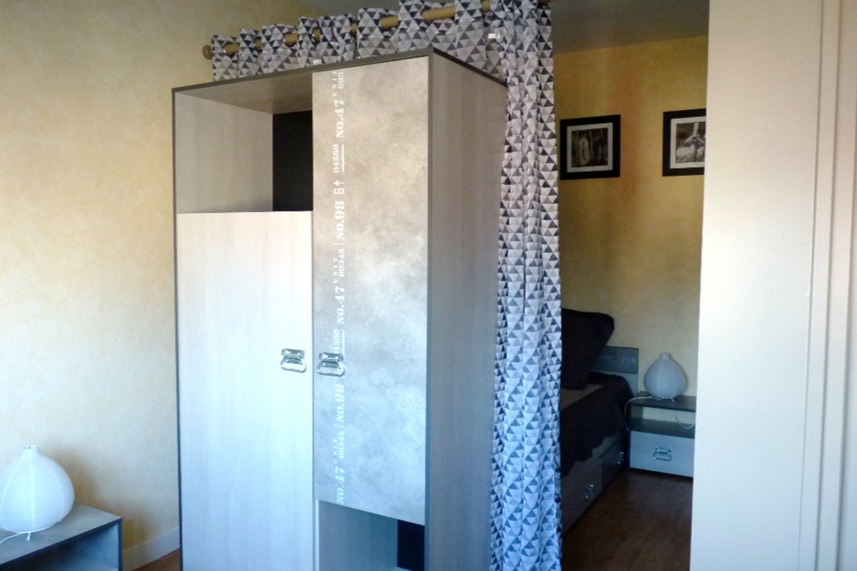 Chambre indépendante pour 2 personnes (2 lits 90 cm) avec rangements, penderie et coin bureau.