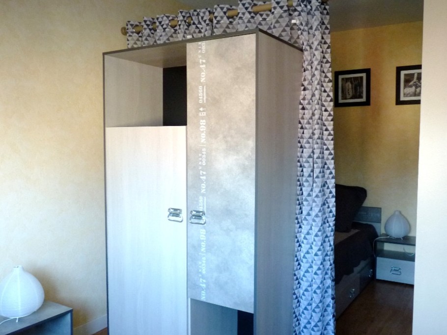 Chambre indépendante pour 2 personnes (2 lits 90 cm) avec rangements, penderie et coin bureau.