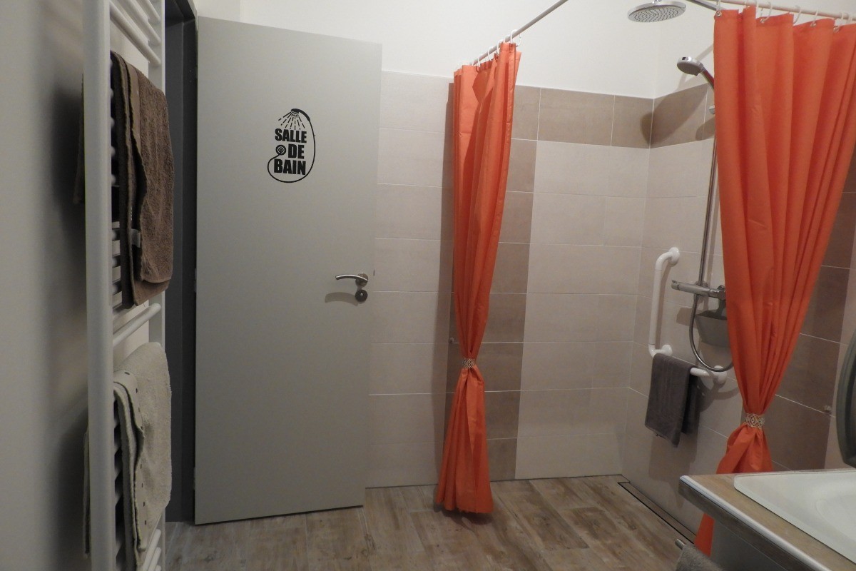 Salle de bain accessible aux personnes en fauteuil