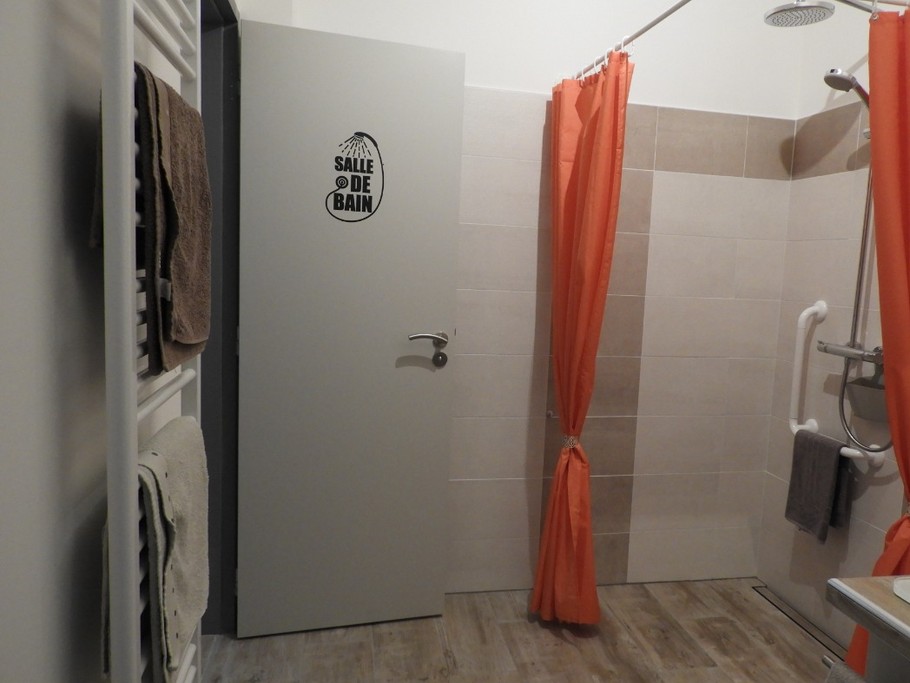 Salle de bain accessible aux personnes en fauteuil