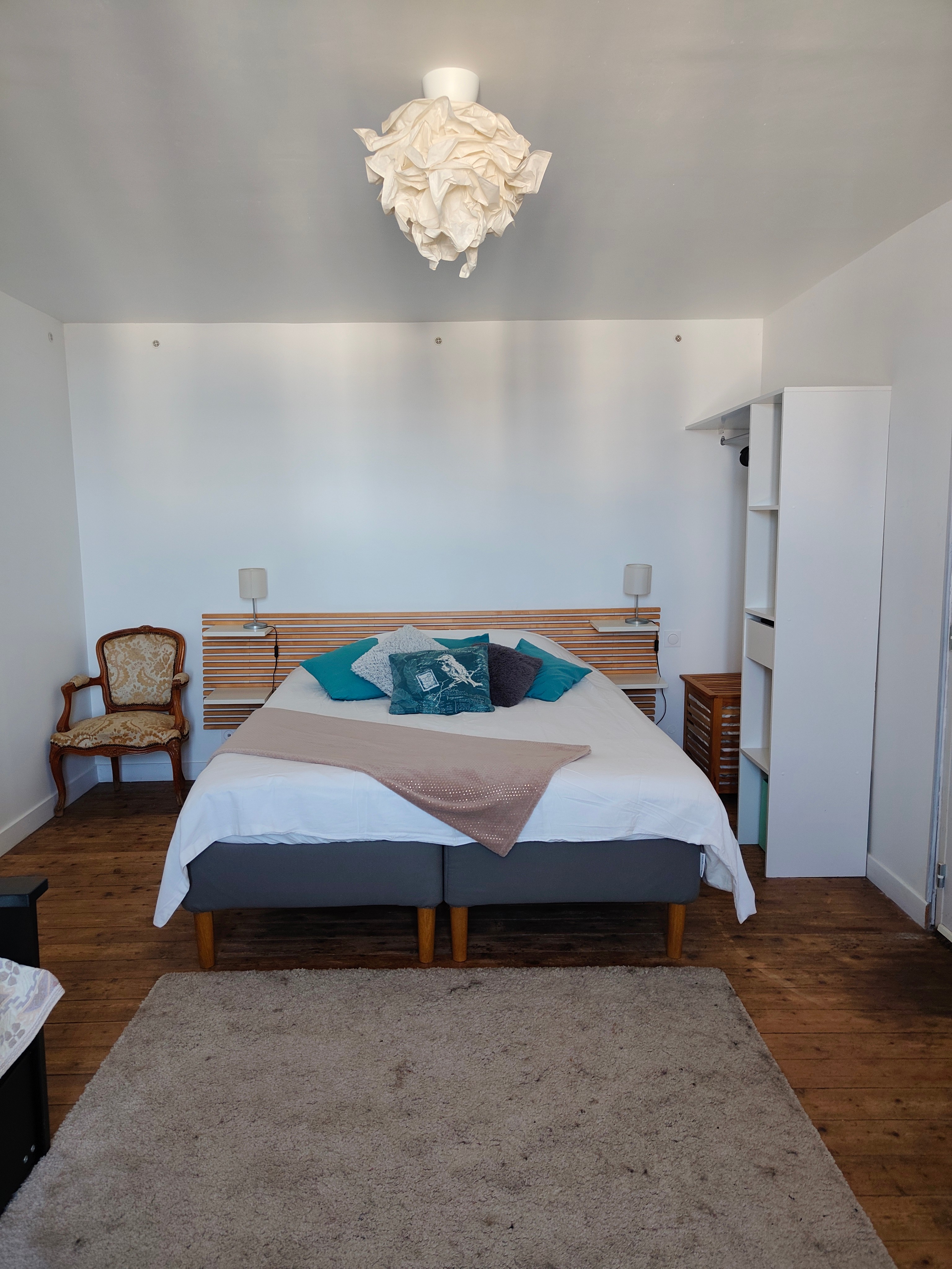 1 : bedroom 2 with bed 160 x 200 (or two beds 80x200) and bench with private shower