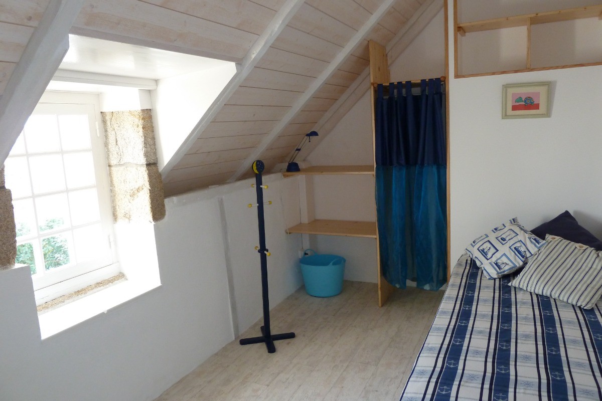 Chambre 2 à l'étage: 1 lit 80 aux couleurs océanes
