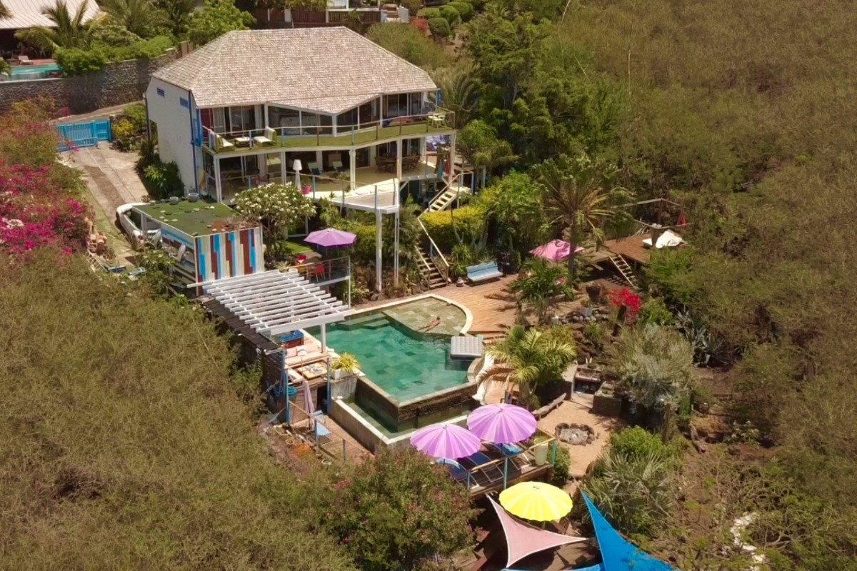 les meublés sont situés au rez-de-jardin de la villa