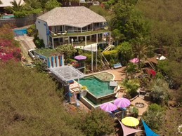 les meublés sont situés au rez-de-jardin de la villa