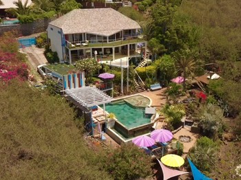 les meublés sont situés au rez-de-jardin de la villa