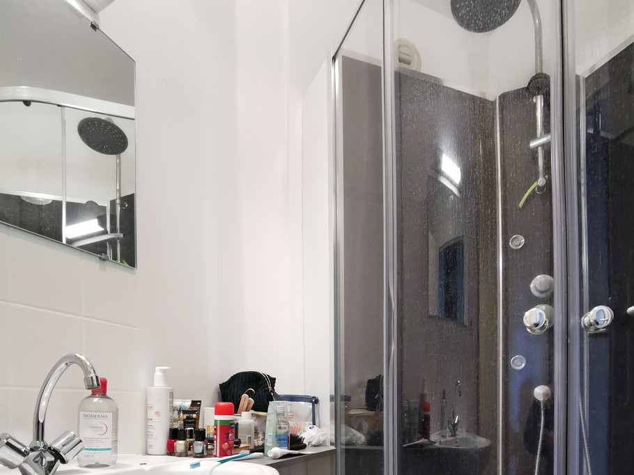 salle d'eau avec douche balnéo