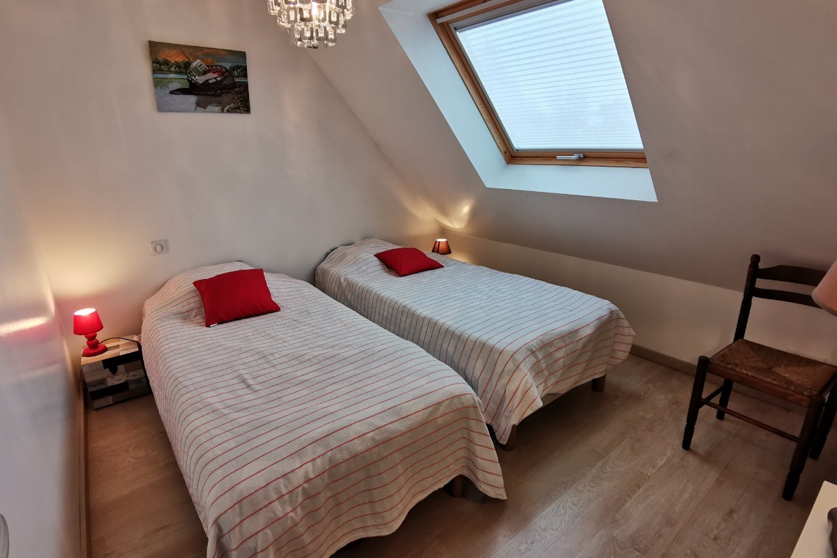 Chambre à l'étage avec deux lits de 90