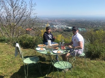 Gite Les Châtaignes - Volvic - Puy de Dome - Petit-déjeuner dans le jardin