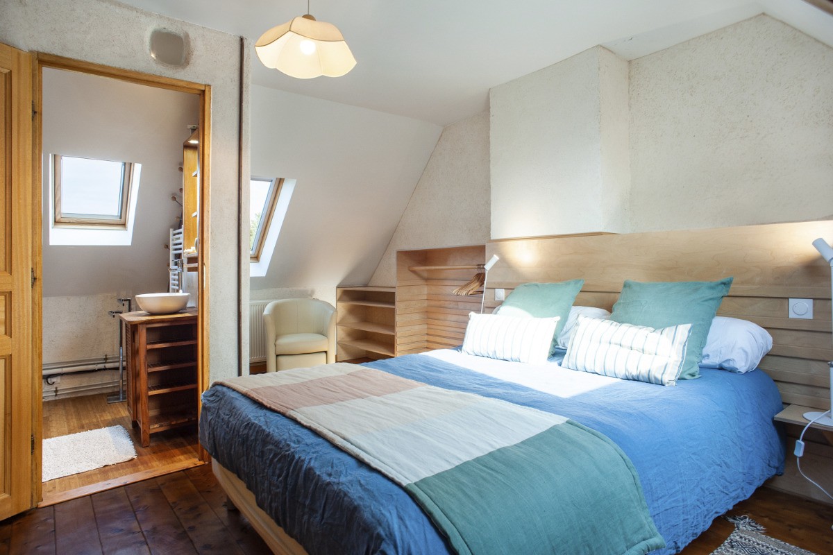 Autre vue de la chambre avec salle d'eau et WC attenant.