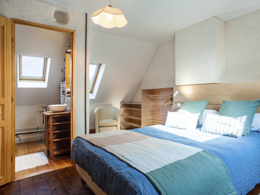 Autre vue de la chambre avec salle d'eau et WC attenant.