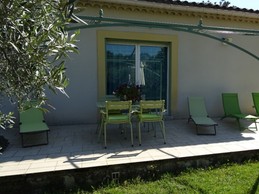 La terrasse et ses bains de soleil