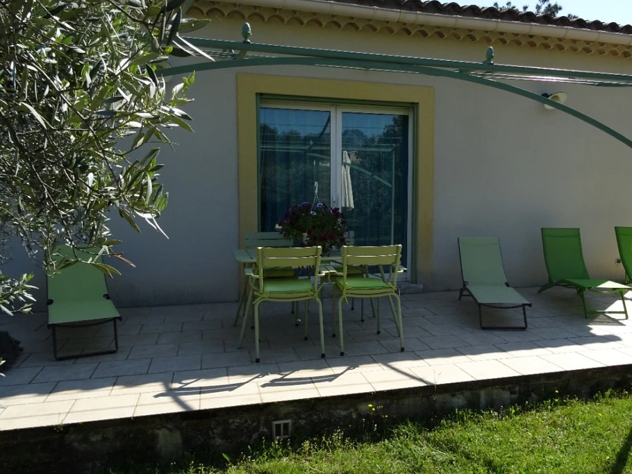 La terrasse et ses bains de soleil
