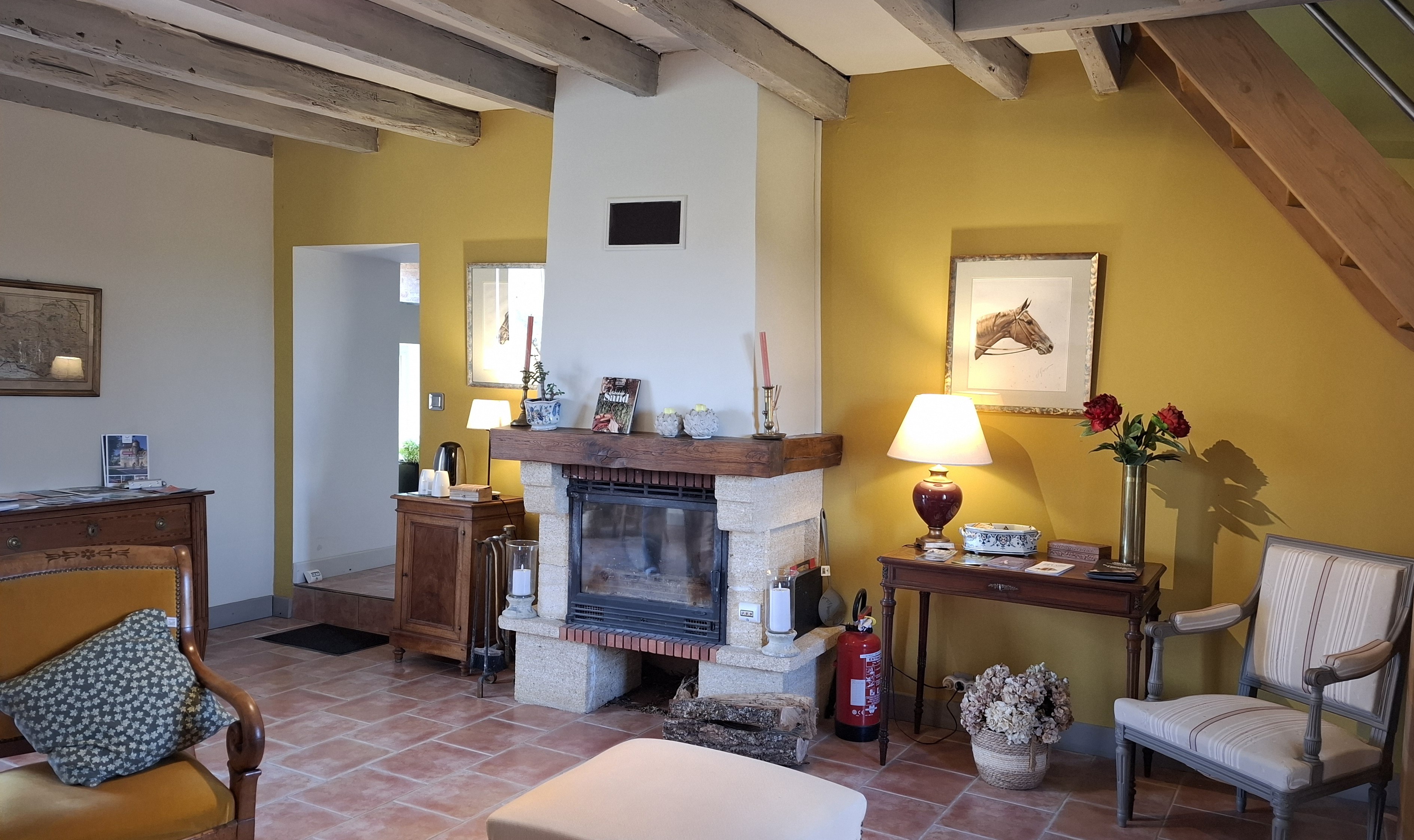 Salon détente lecture avec cheminée