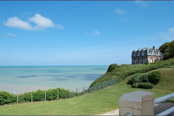 2 fauteuils à disposition pour se reposer face a la mer