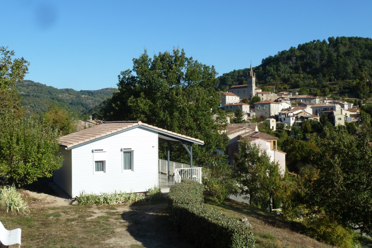pilou1 et le village sur son piton rocheux