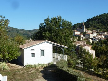 pilou1 et le village sur son piton rocheux