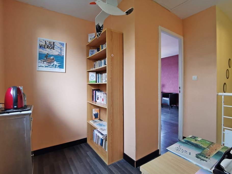 Mezzanine with bookcase on bedroom landing