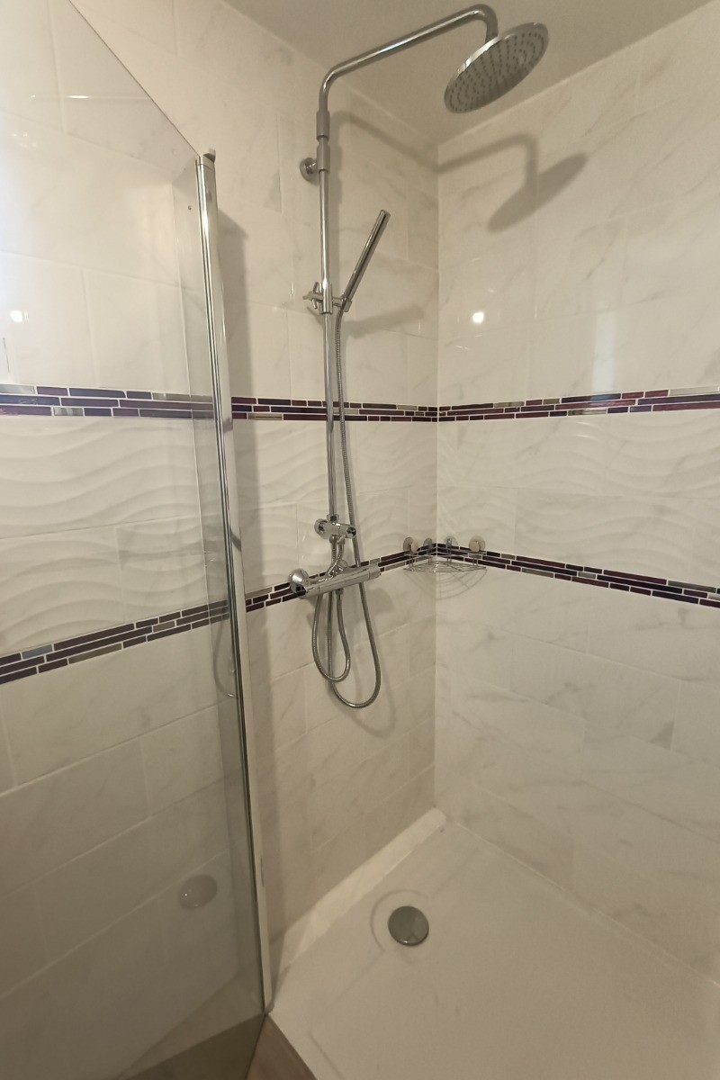Salle d'eau RDC avec douche