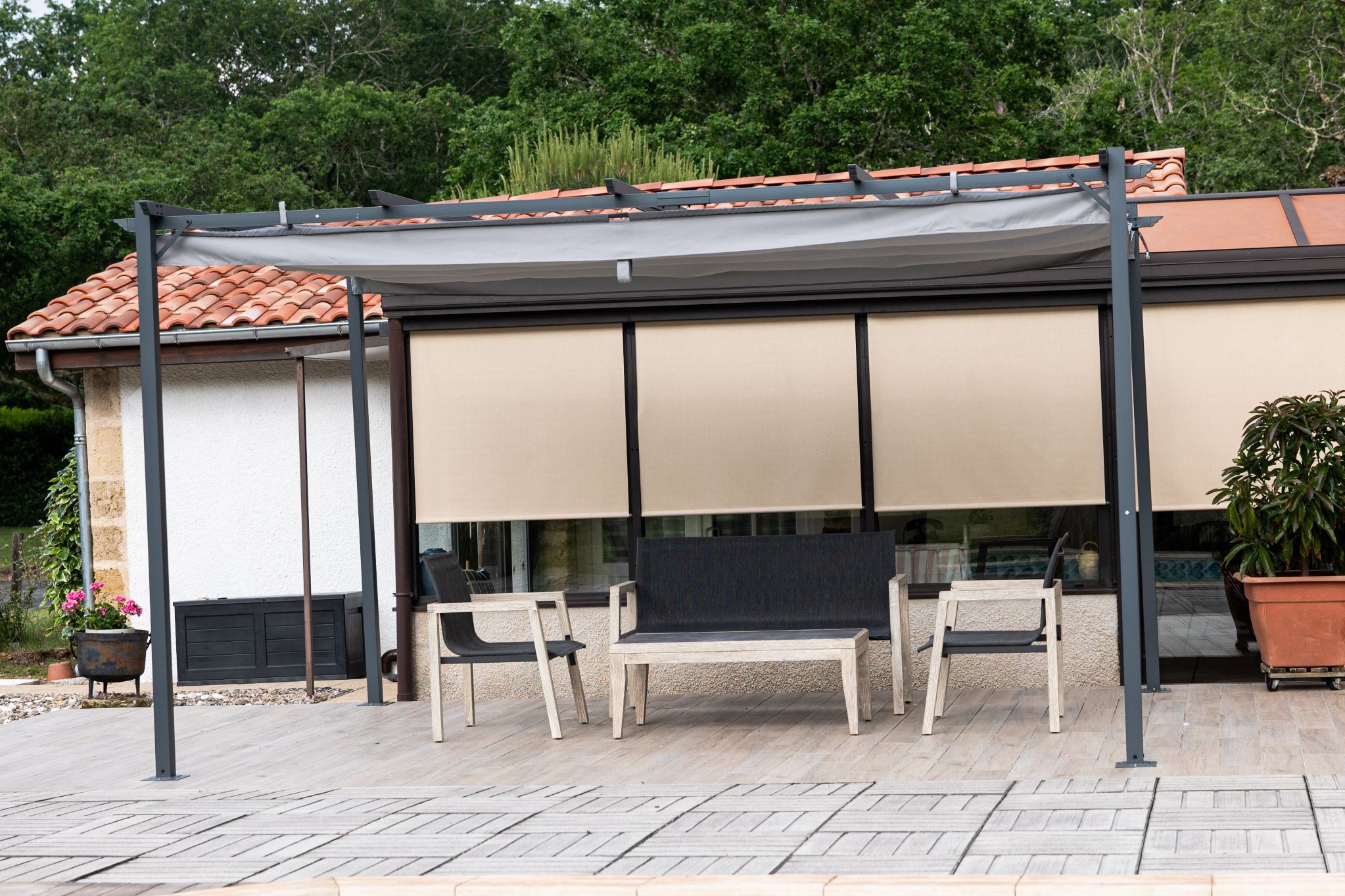 La terrasse avec son rideau pour s'abriter du soleil; La Bergerie, Gironde