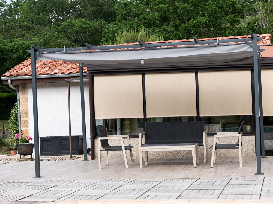 La terrasse avec son rideau pour s'abriter du soleil; La Bergerie, Gironde