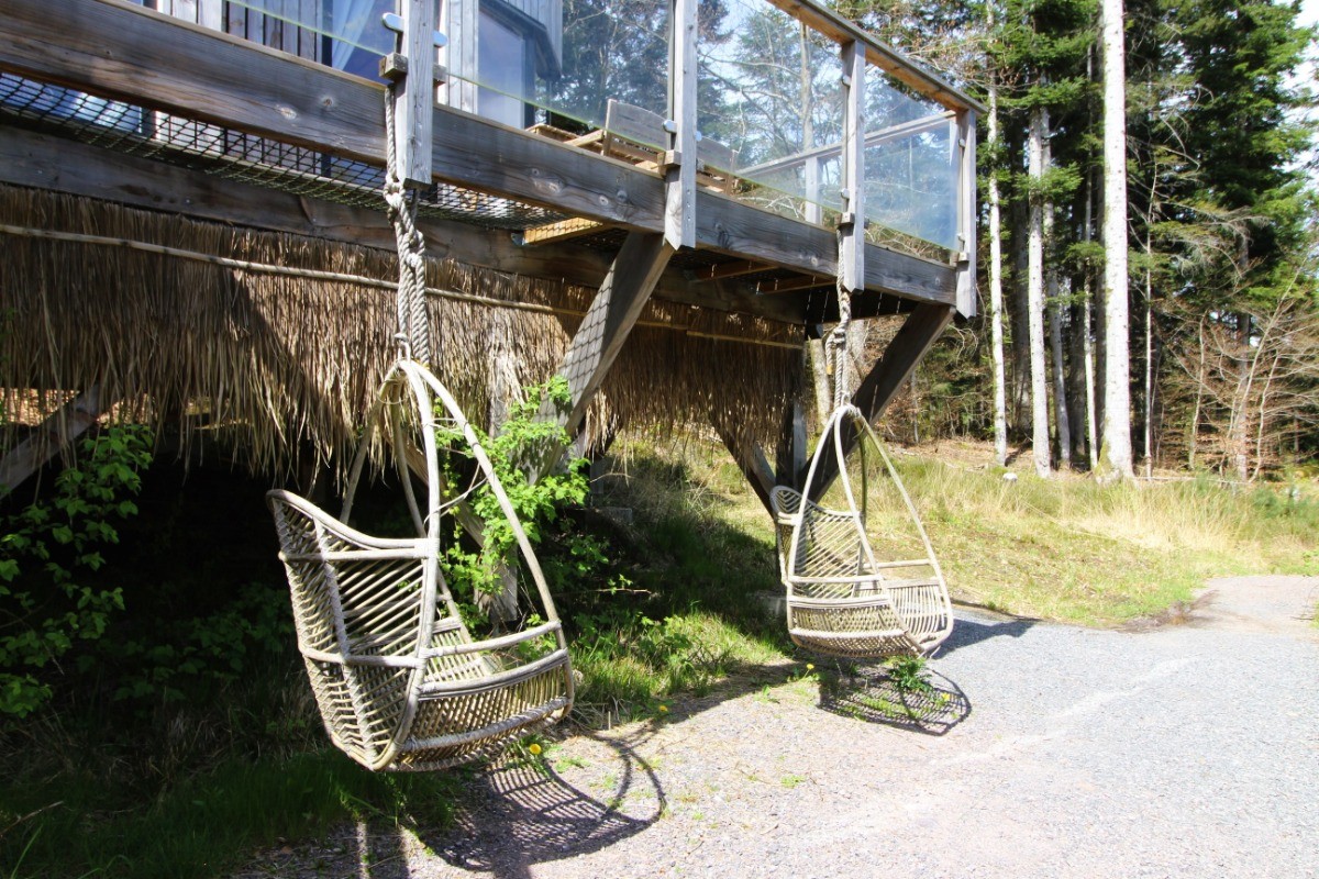 Fauteuils suspendus sous la terrasse - Eco-Lodge Africain - Sainte-Barbe dans Les Vosges