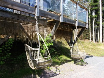 Fauteuils suspendus sous la terrasse - Eco-Lodge Africain - Sainte-Barbe dans Les Vosges