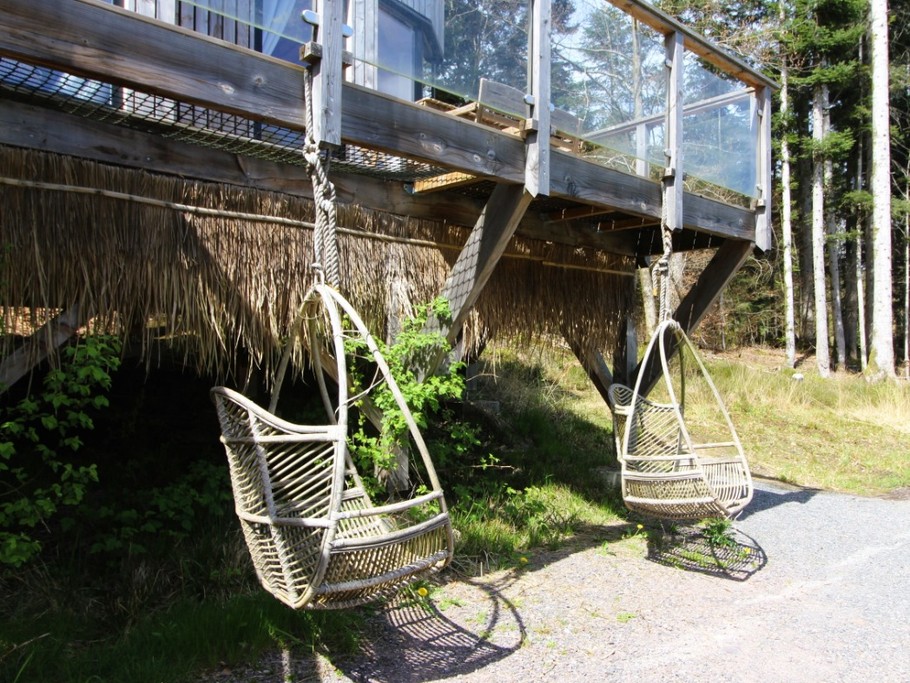 Fauteuils suspendus sous la terrasse - Eco-Lodge Africain - Sainte-Barbe dans Les Vosges