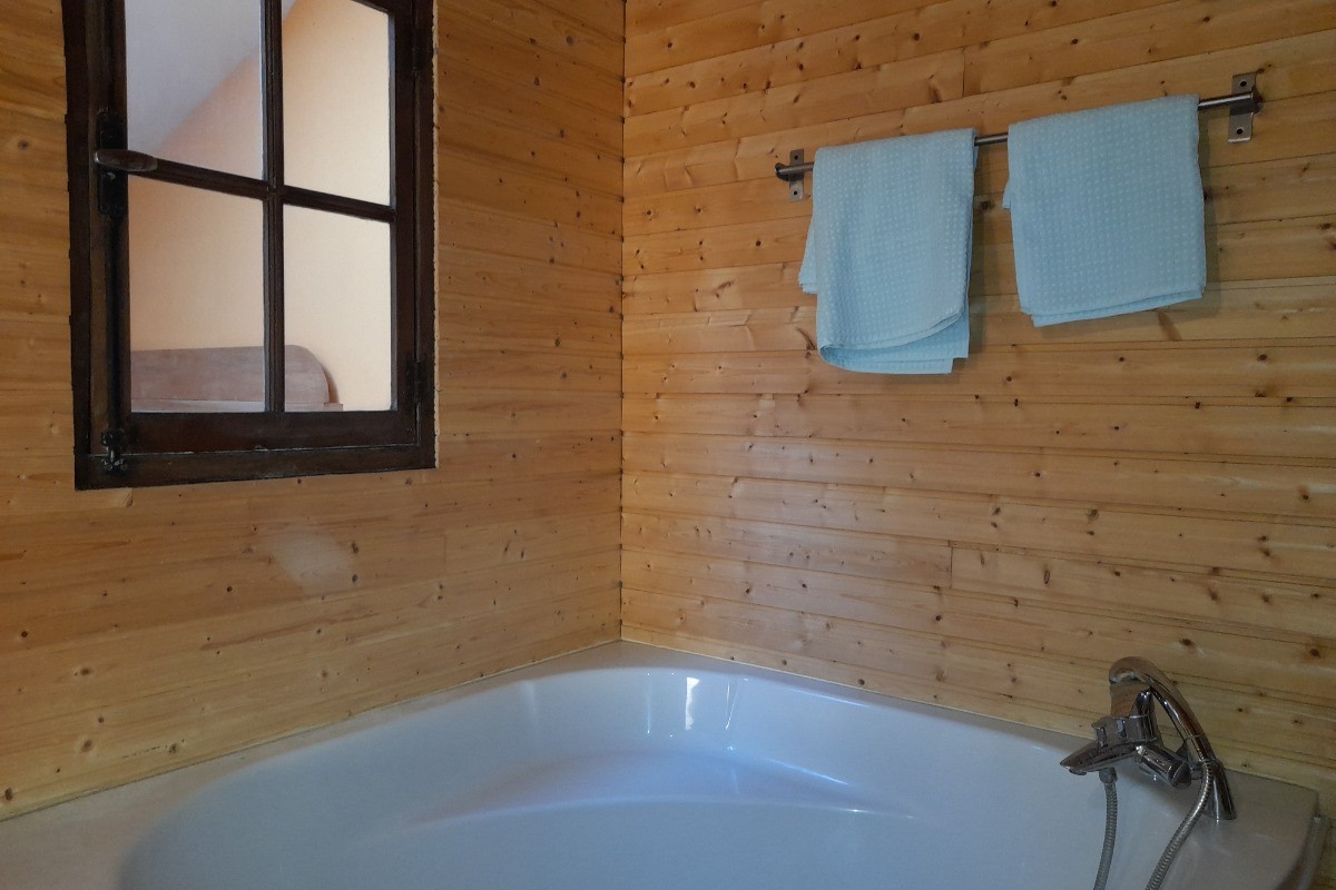 Salle de bain de la chambre 2, baignoire
