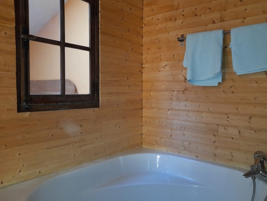 Salle de bain de la chambre 2, baignoire