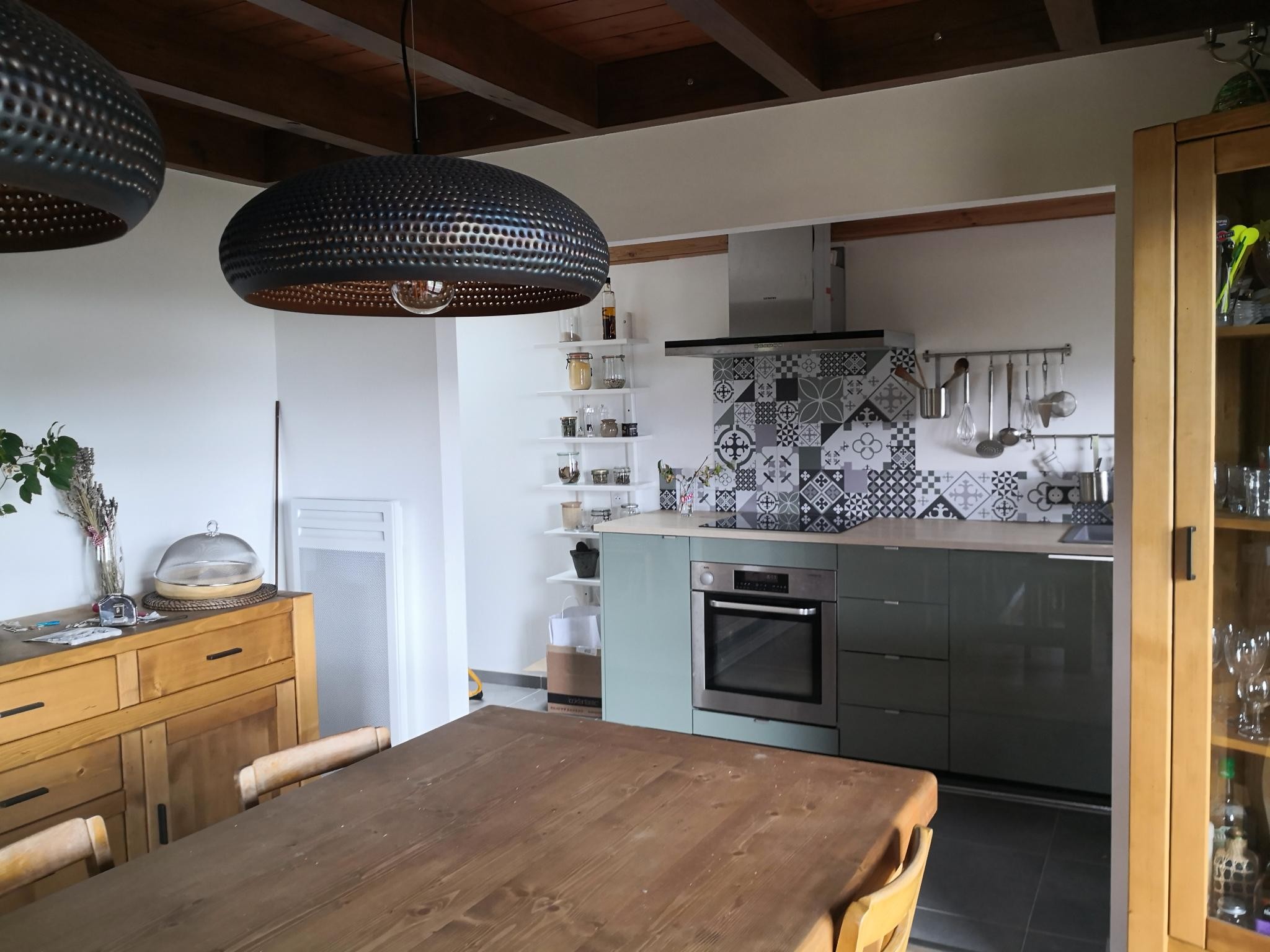 Cuisine ouverte sur salon/ séjour - Gîte chalet paisible