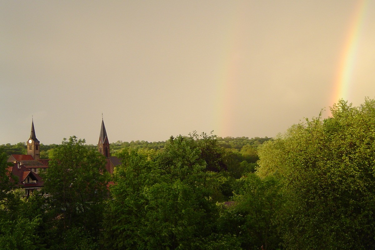 les 2 églises sur fond d'arc-en-ciel