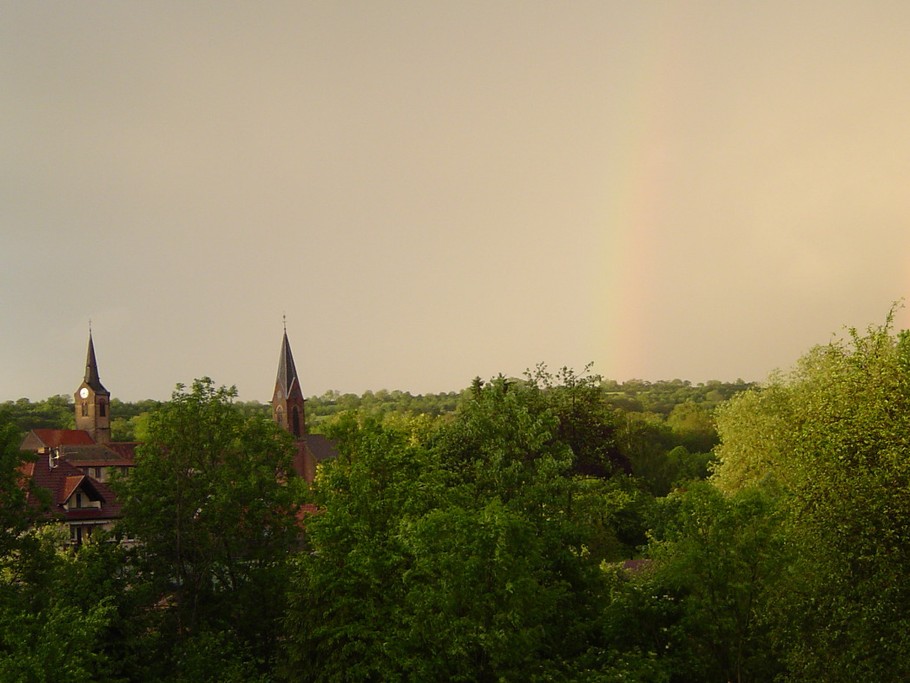 les 2 églises sur fond d'arc-en-ciel
