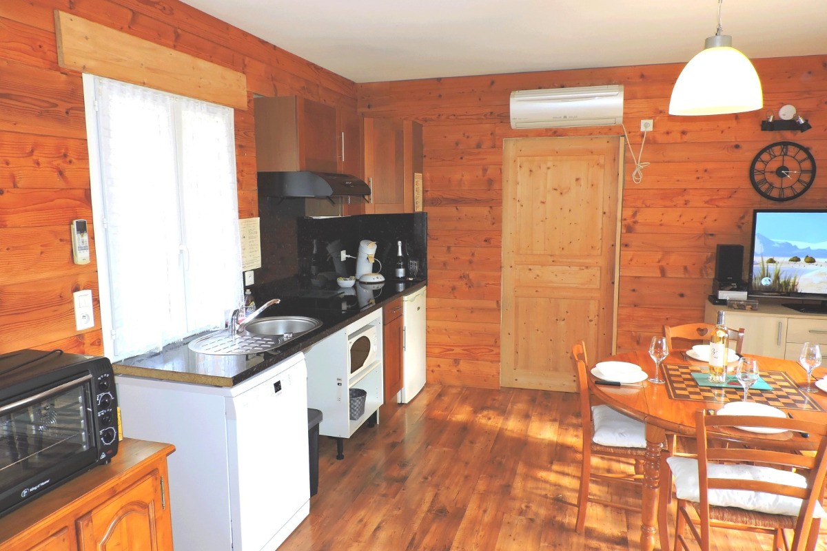 Chalet Cèdre : Cuisine équipée : lave-vaisselle, plaque induction, mini-four, four micro-ondes ... pour votre confort