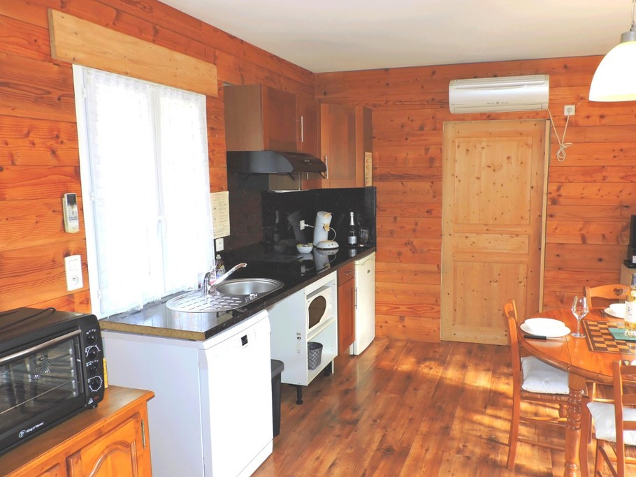 Chalet Cèdre : Cuisine équipée : lave-vaisselle, plaque induction, mini-four, four micro-ondes ... pour votre confort