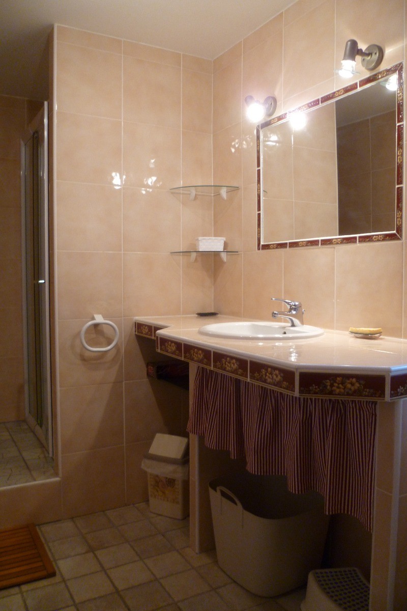 La salle d'eau au rez-de-chaussée. Un sas permet la liaison entre la chambre, les WC et la salle d'eau.