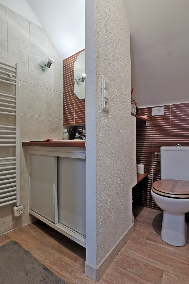 Etage: Salle d'eau avec WC