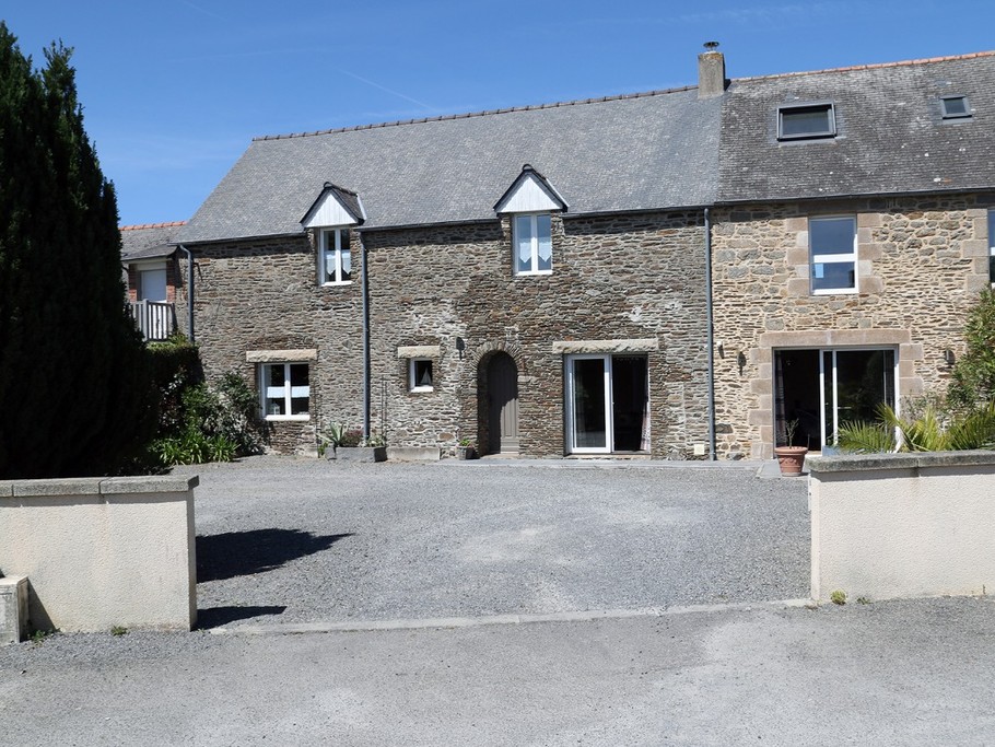 Façade sud de la maison, stationnement possible dans la cour