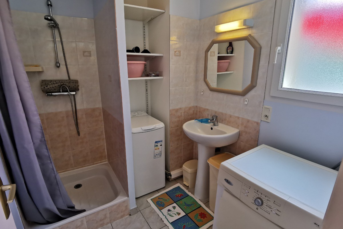 Salle d'eau au RDC, avec WC ind
