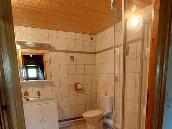 Salle d'eau indépendante de la chambre d'hôtes familiale, offrant confort et intimité, située proche de l'A75