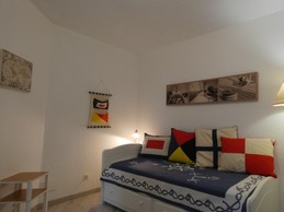 Lit canapé dans pièce de vie